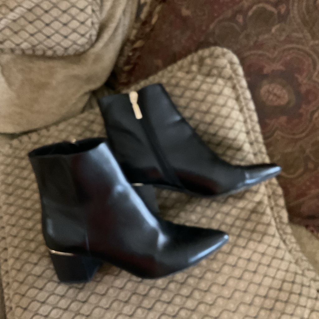 Michael Shannon Mid Black Leather Pointed Toe Ankle Boots Bootie Size 8 Euc